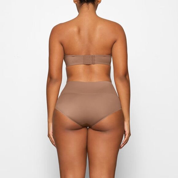 Skims Smoothing Intimates Unlined Strapless Bra Sienna
Size 44C - Picture 4 of 12